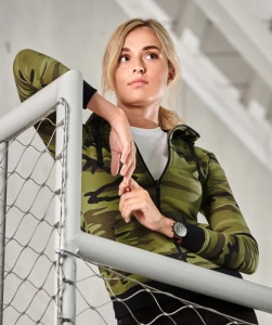 Femeie imbracata in hanorac de culoare camuflaj verde