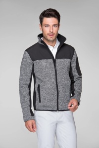 Barbat imbracat in jacheta geaca softshell barbati de culoare gri gheata