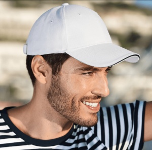 Barbat ce poarta sapca unisex reglabila de culoare alb