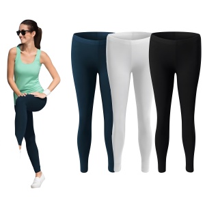 Femeie imbracata in colanti lungi de culoare albastru si maieu verde prezentand setul de 3 perechi de colanti si culorile disponibile negru, alb, albastru