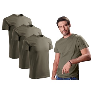 Barbat imbracat in tricou de culoare army prezentand setul de 3 tricouri