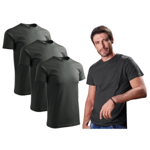 Barbat imbracat in tricou de culoare gri ardezie prezentand setul de 3 tricouri