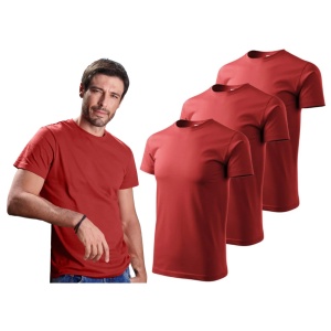 Barbat imbracat in tricou de culoare rosu bordo prezentand setul de 3 tricouri