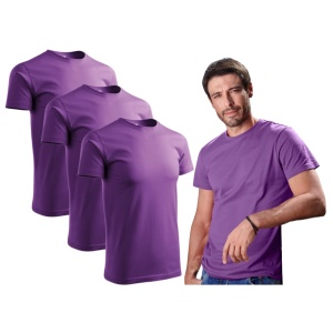 Barbat imbracat in tricou de culoare violet prezentand setul de 3 tricouri