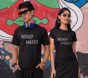 Un bărbat și o femeie purtând tricouri negre, bărbatul având textul 'Money Maker' și femeia textul 'Money Spender', stând în fața unui perete colorat, cu detalii artistice.