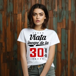 Femeie care poartă un tricou alb personalizat cu mesajul: ''Viața începe de la 30 de ani''