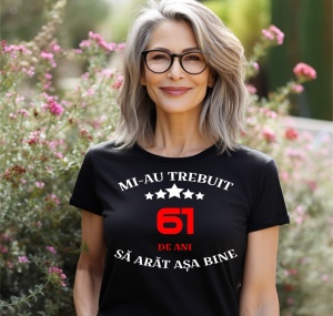 Femeie zâmbitoare purtând un tricou aniversar personalizat cu mesajul: ''Mi-au trebuit 61 de ani sa arat asa bine''