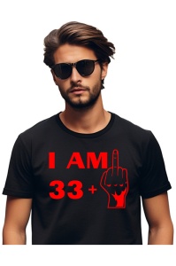 Tricou barbat personalizat cu varsta de 34 ani imbracat de un barbat atragator care prezinta tricoul primit cadou de ziua lui