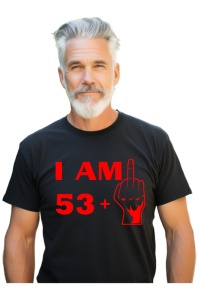 Tricou barbat personalizat cu varsta de 54 ani imbracat de un barbat atragator care prezinta tricoul primit cadou de ziua lui