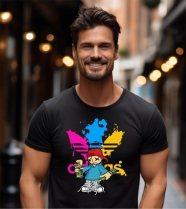 Bărbat zâmbitor purtând un tricou negru cu un design colorat ce include un personaj urban stilizat cu spray-uri de graffiti, pozând într-un cadru urban iluminat.