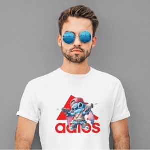 Bărbat cu ochelari de soare reflectorizanți, purtând un tricou alb cu un design care înfățișează un personaj animat albastru(Stitch) în stil streetwear, ținând două arme de jucărie și având un logo stilizat Adidas în roșu.