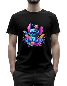 Tricou negru cu un design colorat care prezintă un personaj animat albastru(Stitch) într-o postură jucăușă, înconjurat de stropi de apă și flori tropicale. Fundalul conține o explozie de culori vii, creând un efect vizual vibrant și plin de energie.