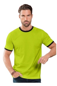 tricou barbat galben lime cu contrast la guler cu contrast la guler purtat de un barbat tanar si frumos