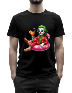 Tricou negru cu un design amuzant ce prezintă un personaj stilizat inspirat de un clovn(Joker), relaxându-se pe un colac gonflabil roz în formă de flamingo. Personajul poartă un costum colorat cu motive florale și ține în mână un cocktail cu umbreluță, em