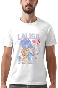 Tricou alb cu design grafic ce include imagini ale unei artiste și textul 'LALISA' și 'Blackpink' scrise deasupra și dedesubt.