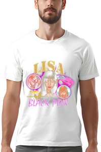 Tricou alb cu design grafic ce include imagini ale unei artiste și textele 'LISA' și 'BLACKPINK'.