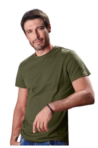 Tricou barbat Simplu basic military purtat de un bărbat frumos si tanar