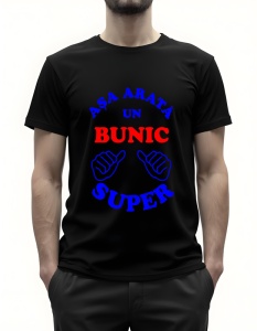 Bărbat purtând un tricou negre cu mesajul ‘Așa arată un bunic super’ scris în culorile albastru și roșu, însoțit de grafică cu mâini care arată degetele mari ridicate.