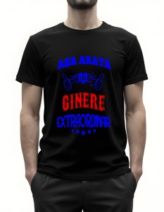 Bărbat purtând un tricou negru cu textul ‘Așa arată un ginere extraordinar’ în albastru și roșu, cu grafică de două mâini cu degetele mari ridicate și stele decorative.
