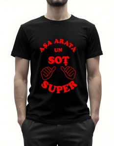 Bărbat purtând un tricou negru cu textul ‘Așa arată un soț super’ în roșu și o grafică de două mâini cu degetele mari ridicate.