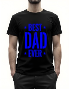 Bărbat purtând un tricou negru cu textul ‘Best Dad Ever’ în albastru, decorat cu stele.