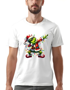 Tricou alb cu un design de Crăciun vibrant, arătând un personaj verde inspirat de Grinch, îmbrăcat în costumul lui Moș Crăciun, făcând un gest de dans dab și înconjurat de lumini colorate de Crăciun.