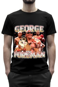 Tricou negru cu un colaj de imagini ale legendarului boxer George Foreman în diverse ipostaze, inclusiv purtând centura de campion și mănuși de box roșii. Numele 'George Foreman' este scris deasupra și dedesubt în culori aurii, celebrând cariera de succes