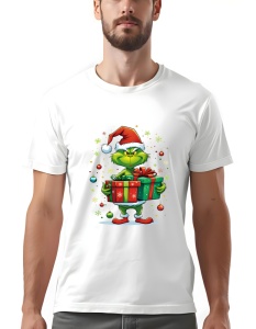 Tricou alb cu un design festiv de Crăciun, prezentând un personaj verde cunoscut(Grinch), purtând o căciulă de Moș Crăciun și ținând un cadou mare împachetat. În jurul personajului se află ornamente de Crăciun și fulgi de zăpadă, creând o atmosferă de săr