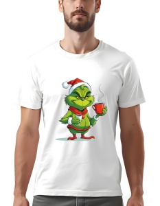 Bărbat purtând un tricou alb cu un imprimeu de Crăciun, reprezentându-l pe Grinch îmbrăcat în costumul lui Moș Crăciun, ținând o cană roșie aburindă și având o expresie de satisfacție obraznică.