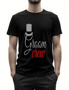 Bărbat purtând un tricou negru cu textul ‘Groom crew’ în gri și roșu, însoțit de o imagine stilizată a unui joben deasupra cuvântului ‘Groom’.