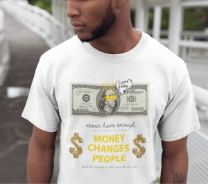 Bărbat purtând un tricou alb cu un design care arată o bancnotă de 100 de dolari, o coroană și ochelari pe chipul de pe bancnotă, și mesajul 'Cash is king'. Textul de pe tricou include frazele 'Money Changes People' și 'lack of money is the root of all ev