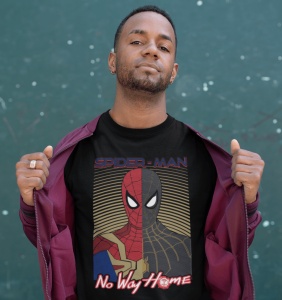 Bărbat purtând un tricou negru cu design inspirat din filmul 'Spider-Man: No Way Home' și o jachetă vișinie descheiată, pe un fundal verde cu textură.