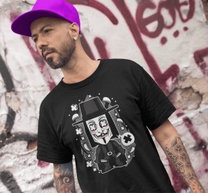 Un bărbat purtând o șapcă mov și un tricou negru cu un design stilizat ce înfățișează o mască inspirată de Guy Fawkes într-un stil de desen animat, pozând în fața unui perete graffiti.