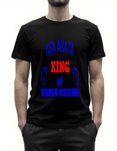 Bărbat purtând un tricou negru cu mesaj în română și engleză: ‘Așa arată King of Vama Veche’ în albastru și roșu, cu grafică de două mâini cu degetele mari ridicate.