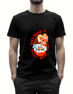 Bărbat purtând un tricou negru cu o ilustrație colorată inspirată de Kinder Surprise, cu un personaj vesel ieșind dintr-un ou de ciocolată și textul ‘Let’s Party!! And Never Sleep!’ în roșu.