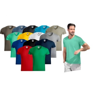 Barbat imbracat in tricou elegant cu guler in V de culoare verde prezentand culorile disponibile negru, rosu, galben, alb, gri, turcoaz