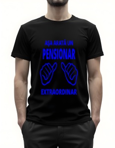 Bărbat purtând un tricou negru cu mesaj în română: ‘Așa arată un pensionar extraordinar’ în albastru, cu grafică de două mâini cu degetele mari ridicate.