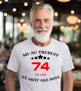 Un bărbat purtând un tricou alb cu mesajul: „Mi-au trebuit 74 de ani să arăt așa bine”