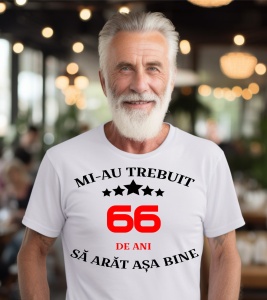Un bărbat purtând un tricou alb cu mesajul: „Mi-au trebuit 66 de ani să arăt așa bine”