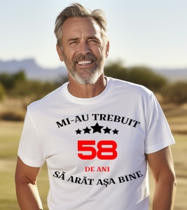 Un bărbat purtând un tricou alb cu mesajul: „Mi-au trebuit 58 de ani să arăt așa bine”