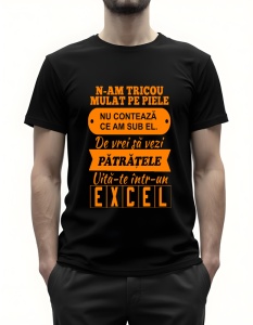 Bărbat purtând un tricou negru care conține un mesaj amuzant și provocator, ideal pentru cei care apreciază umorul. Textul „N-AM TRICOU MULAT PE PIELE NU CONTEAZĂ CE AM SUB EL. De vrei să vezi PĂTRĂTELE, UITA-TE ÎNTR-UN EXCEL” aduce un zâmbet și sugerează