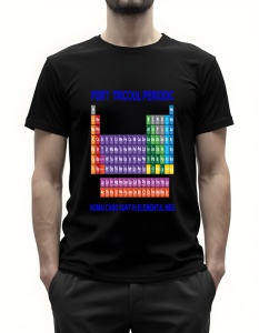 Bărbat purtând un tricou negru cu inscripția „PORT TRICOLUL PERIODIC” și un design al tabelului periodic este ideal pentru pasionații de știință și chimie. Mesajul „NUMAI CAND SUNT IN ELEMENTUL MEU” adaugă o notă umoristică, făcându-l un cadou perfect pen