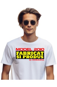 Tricou Barbat Personalizat cu anul nasterii 2010 imbracat de un barbat care a primit cadou tricoul personalizat