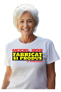 Tricou cadou dama personalizat cu anul nasterii 1959 purtat de o femeie care este bucurasa de tricoul primit cadou