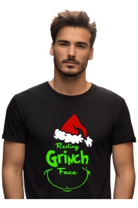Bărbat purtând un tricou negru cu un design de Crăciun, care include o pălărie de Moș Crăciun și textul amuzant ‘Resting Grinch Face’ scris cu verde și roșu.