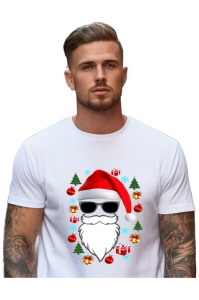 Bărbat purtând un tricou alb cu un design de Crăciun ce înfățișează un Moș Crăciun modern cu ochelari de soare, pălărie roșie și barbă albă, înconjurat de elemente festive precum brăduți, globuri și cadouri.