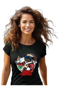 Femeie zâmbitoare purtând un tricou negru cu un design ce ilustrează un pug purtând o căciulă de Moș Crăciun și ochelari de soare, făcând semnul 'peace' și având textul 'Merry Christmas'.