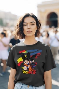 Femeie cu păr scurt și ondulat, purtând un tricou negru cu un design grafic ce prezintă un personaj din Dragon Ball Z pe un fundal colorat, pozând în mijlocul unei mulțimi în aer liber.