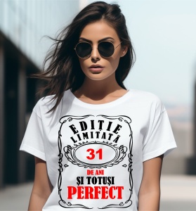 Femeie care poartă un tricou alb personalizat cu mesajul: ''31 de ani si totusi perfect''.