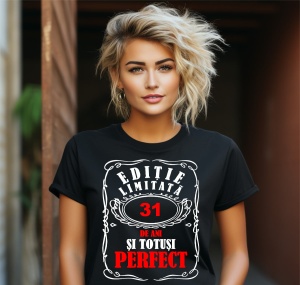 Femeie care poartă un tricou negru personalizat cu mesajul: ''31 de ani si totusi perfect'